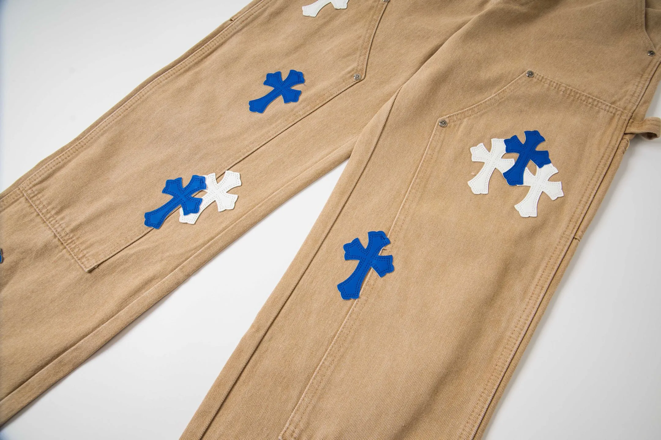 P280 Chrome Hearts khaki denim and white and blue multi-leather popular couple jeans are a hot trend this season and are sought after by countless celebrities and fashionistas. The neat details of the cutting process add color to the playful fashion! The neat and meticulous design, and the well-fitting structure is unique. The upper body not only has outstanding recognition, but also looks younger and younger. A style with the ultimate wearing meaning and performance, gorgeous color matching, and the craftsmanship of this style is also extremely extraordinary. After the finished product is washed, it is disassembled and hand-made with sheepskin cross leather and then spliced ​​together to complete. The whole piece has too many craftsmanship to describe. It is decorated with patchwork cross flowers and high-waisted washed jeans! ! Absolutely high-end luxury product, a god-level single product, a super popular product, made with top heavy industry, a must-see magic weapon that can't be missed. Style number: 1827# Size: 30 32 34 36 Color: Khaki